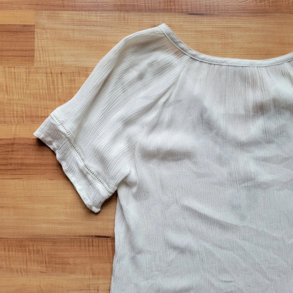 Mystree-  White Emroidered Lightweight Short Sleeve Top with Collar Tie - Picture 5 of 9